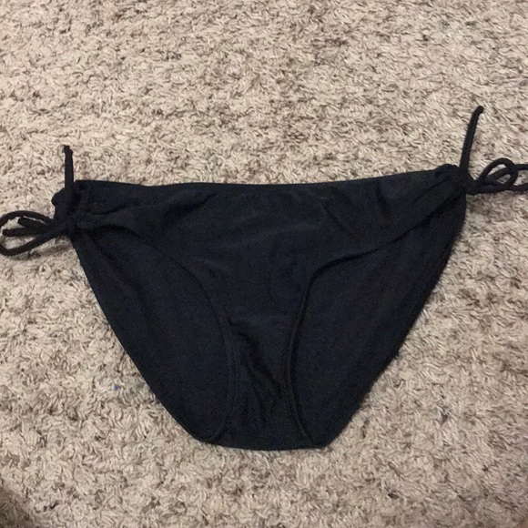 Various bathing suit tops and one bottom piece - Picture 5 of 5